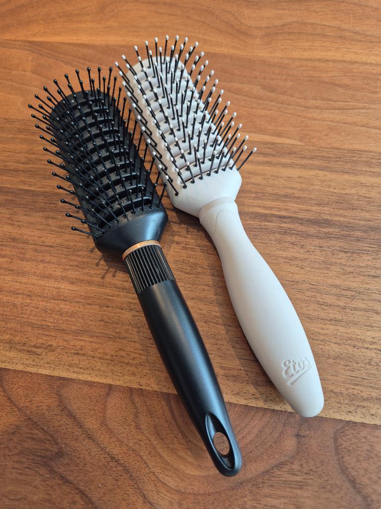 Twee fohn-haarborstels, Sieraden, Tassen en Uiterlijk, Uiterlijk | Haarverzorging, Ophalen of Verzenden, Nieuw, Kam of Borstel