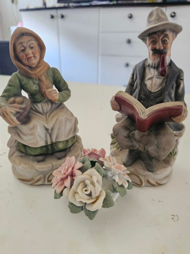 Vintage Beeldjes: Oude Man Lezend & Vrouw met Mand, Ophalen of Verzenden
