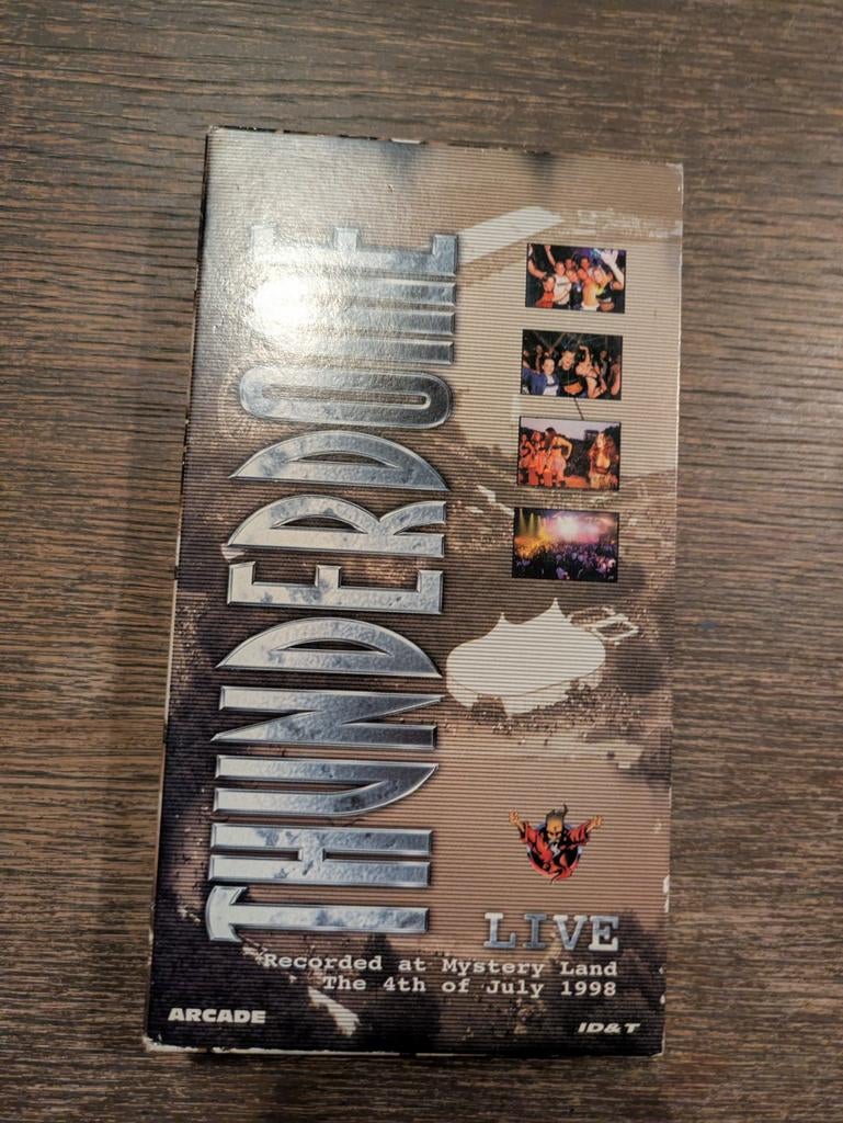 Thunderdome Live at Mystery Land 1998 VHS, Cd's en Dvd's, VHS | Documentaire, Tv en Muziek, Vanaf 16 jaar, Ophalen of Verzenden