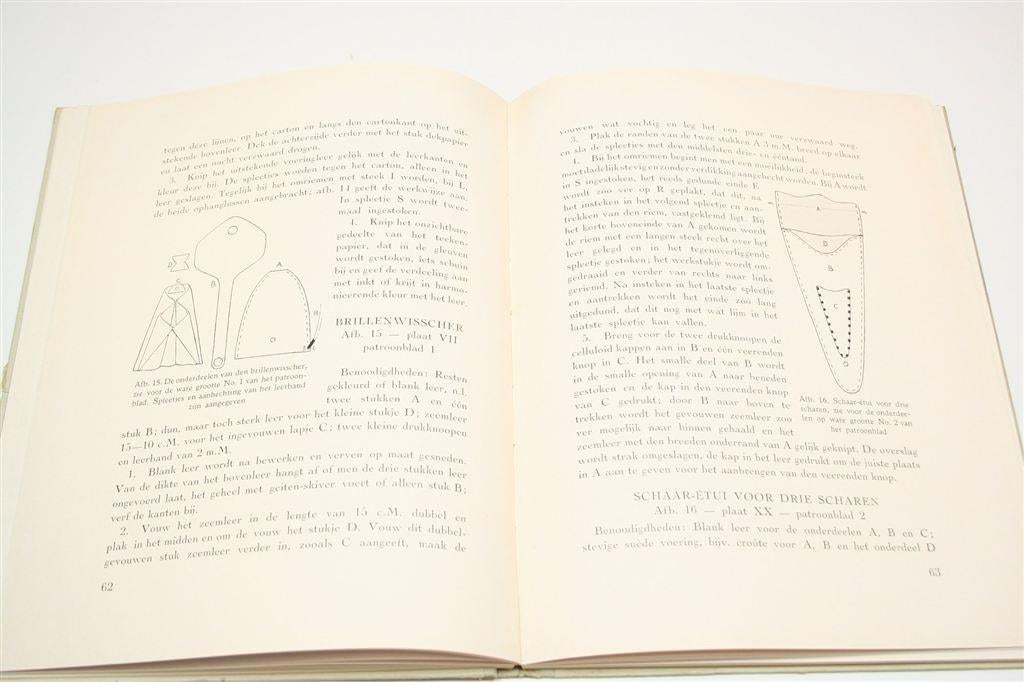 Leerwerk — Vintage Handwerkboek Compleet met Patroon [1937], Boeken, Hobby en Vrije tijd, Ophalen of Verzenden, Gelezen, Overige onderwerpen
