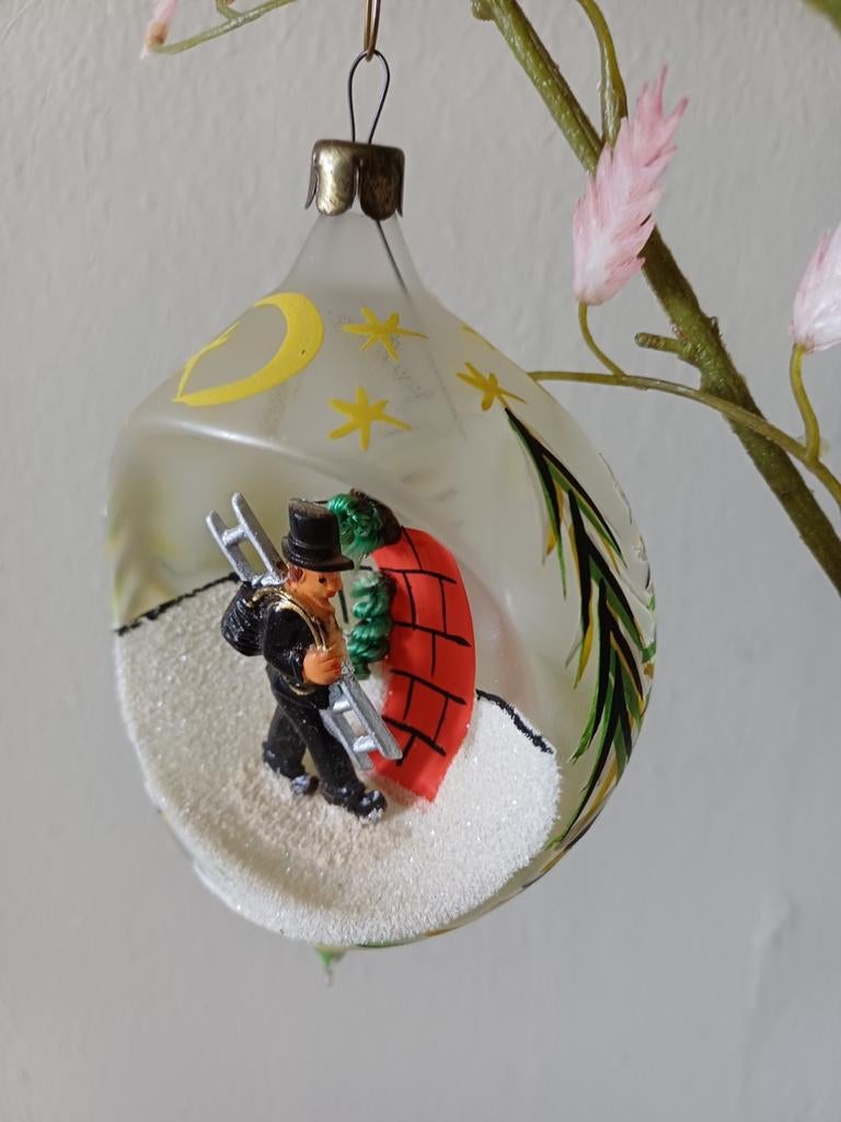 Oude diorama kerstbal van glas schoorsteenveger, Diversen, Kerst, Ophalen of Verzenden