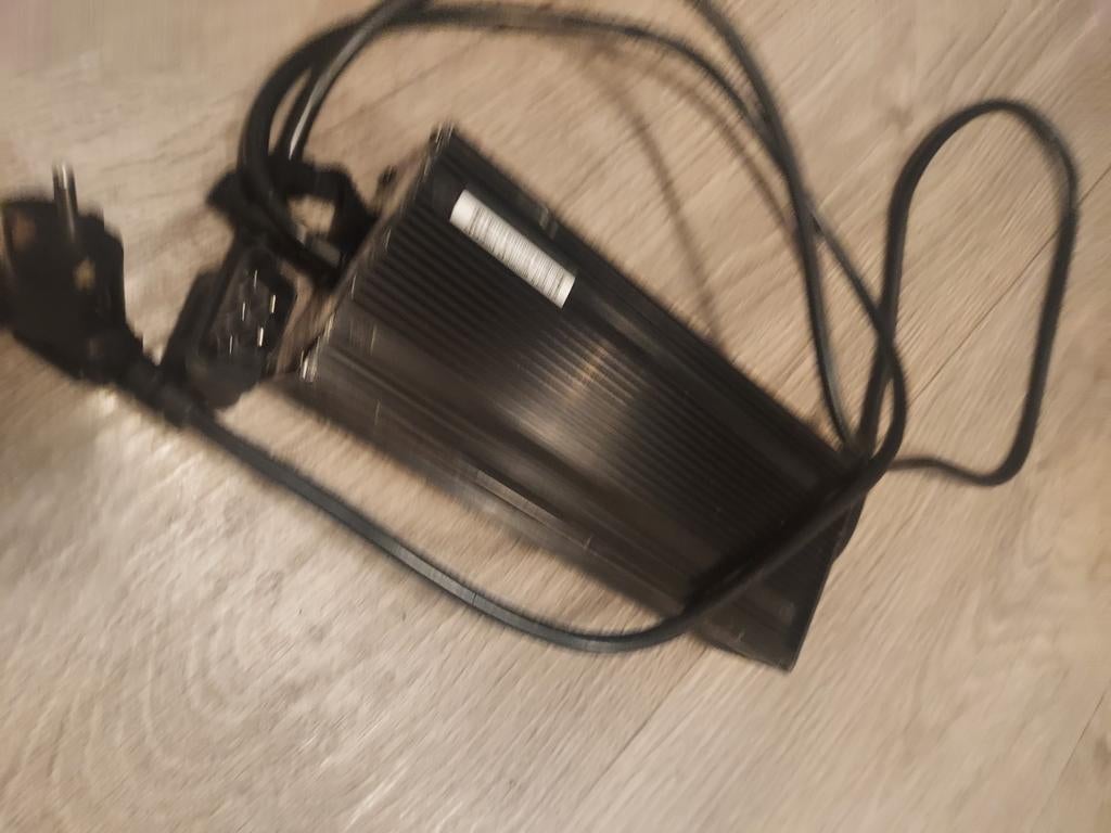 Oplader voor Niu scooter/motor, Ophalen of Verzenden, Gebruikt