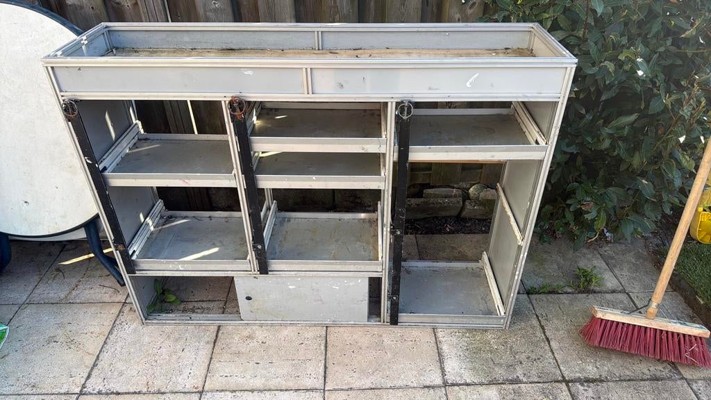 Greise kast voor een de bus, Tuin en Terras, Ophalen of Verzenden, Gebruikt, Hout, Overige typen