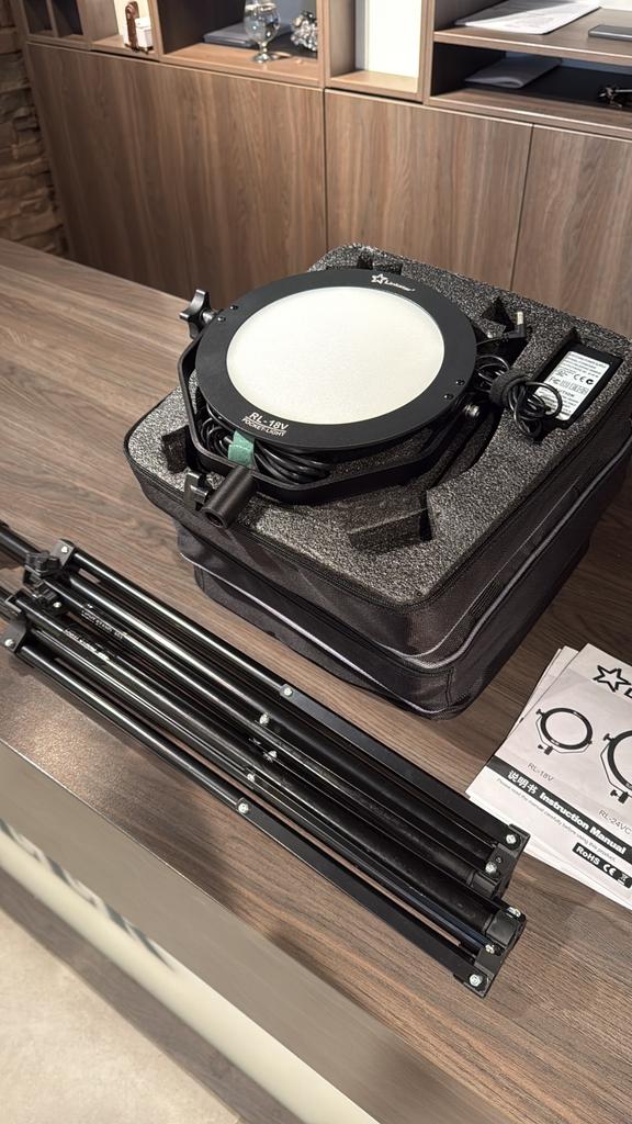 3 Ring lampen met 2x statief, witscherm en paspop (m), Ophalen, Zo goed als nieuw, Lamp of Flitsset