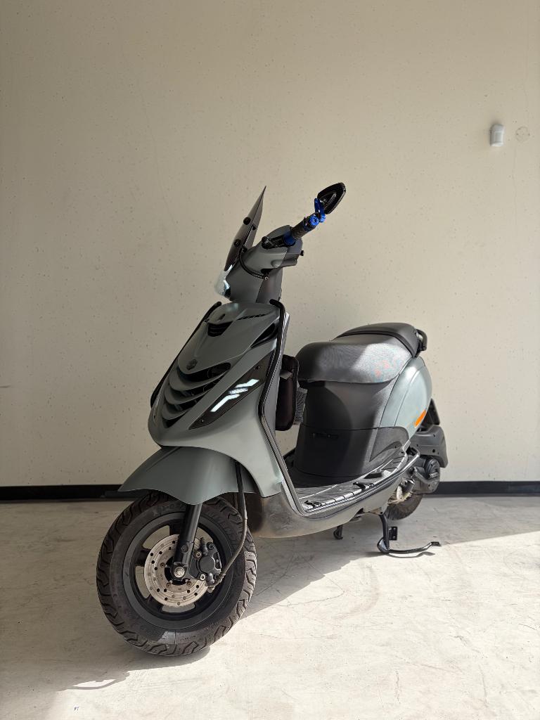 Piaggio Zip brom 2017 Nardo grey, Ophalen, Piaggio, Zo goed als nieuw, Benzine