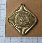 DDR / NVA  sportmedaille 1985 GST, Verzamelen, Ophalen of Verzenden, Landmacht, Duitsland, Embleem of Badge