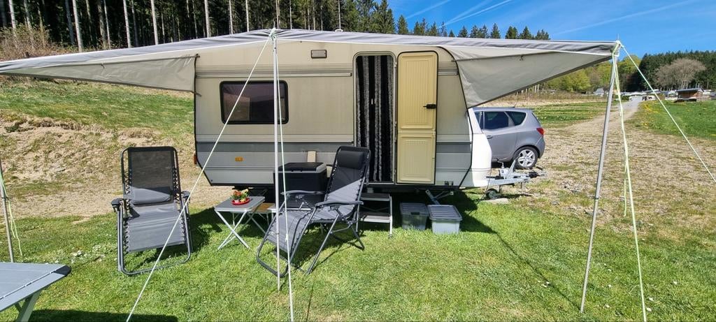 Te koop: nette, complete Hobby deluxe (1992), Caravans en Kamperen, Caravans, Particulier, tot en met 3, 500 - 750 kg, Overige