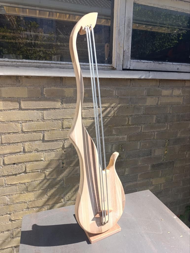 Unieke handgemaakte houten basgitaar - decoratief, Ophalen of Verzenden, Nieuw, Akoestisch
