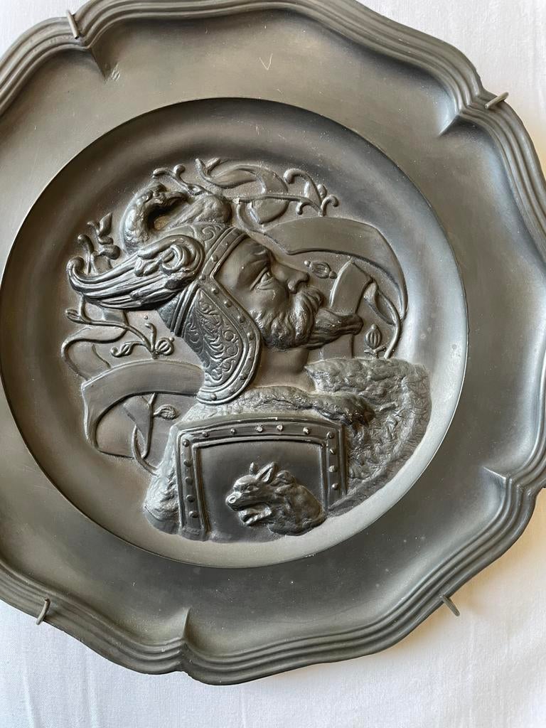 Vintage tinnen bord met ridder reliëf – middeleeuws wandbord, Antiek en Kunst, Antiek | Tin, Ophalen of Verzenden
