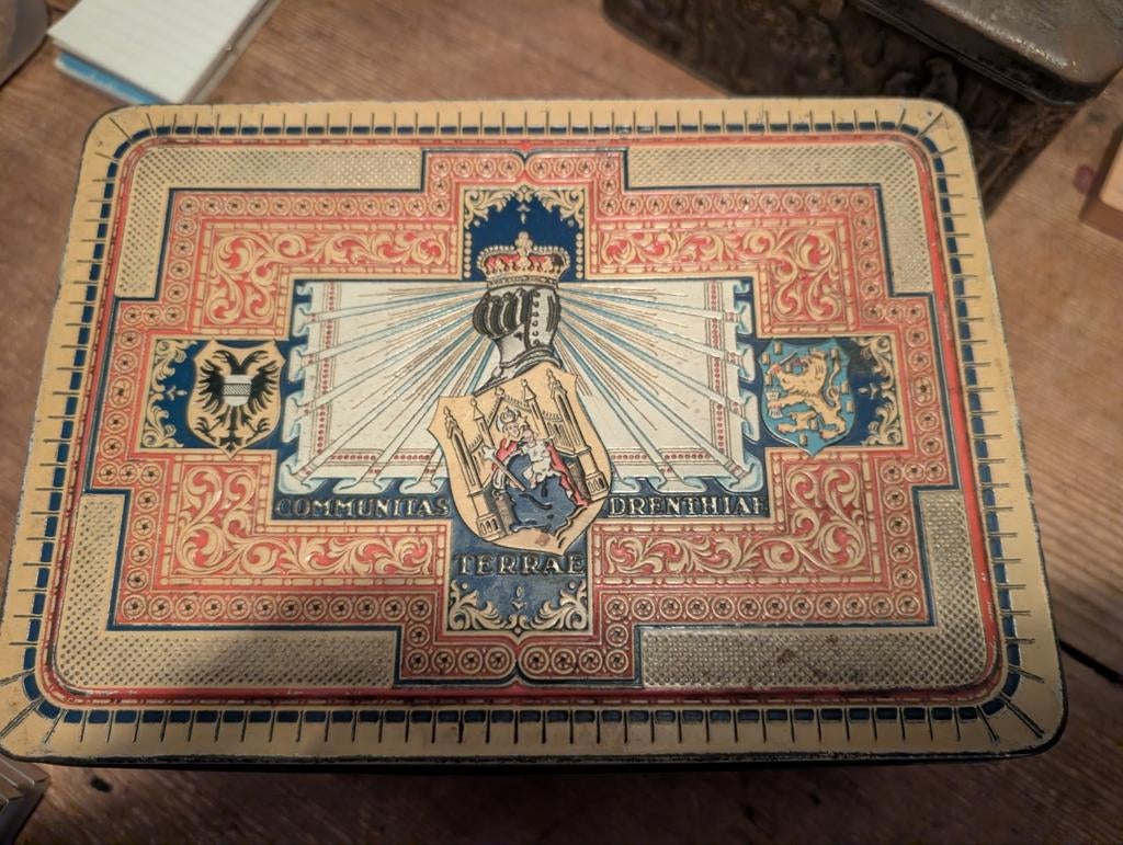 Antieke tabaksdoos met wapen Drenthe en Groningen in reliëf., Ophalen of Verzenden, Overige