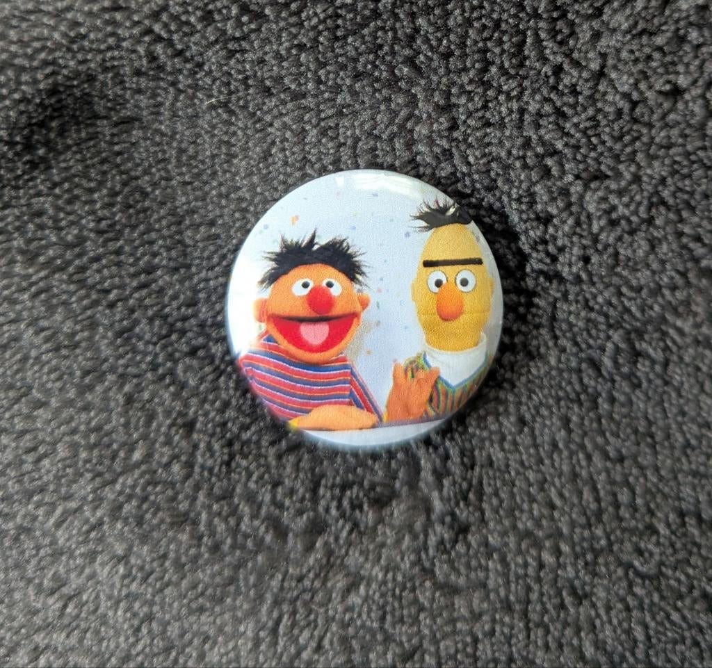 Button/Pin Bert en Ernie - Sesamstraat - 25mm, Verzamelen, Ophalen of Verzenden, Nieuw, Figuurtje, Button