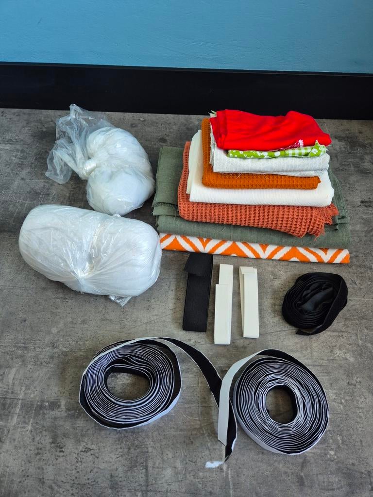 Restjes stof, kussenvulling, klittenband en elastiek, Hobby en Vrije tijd, Naaien en Fournituren, Ophalen of Verzenden, Zo goed als nieuw