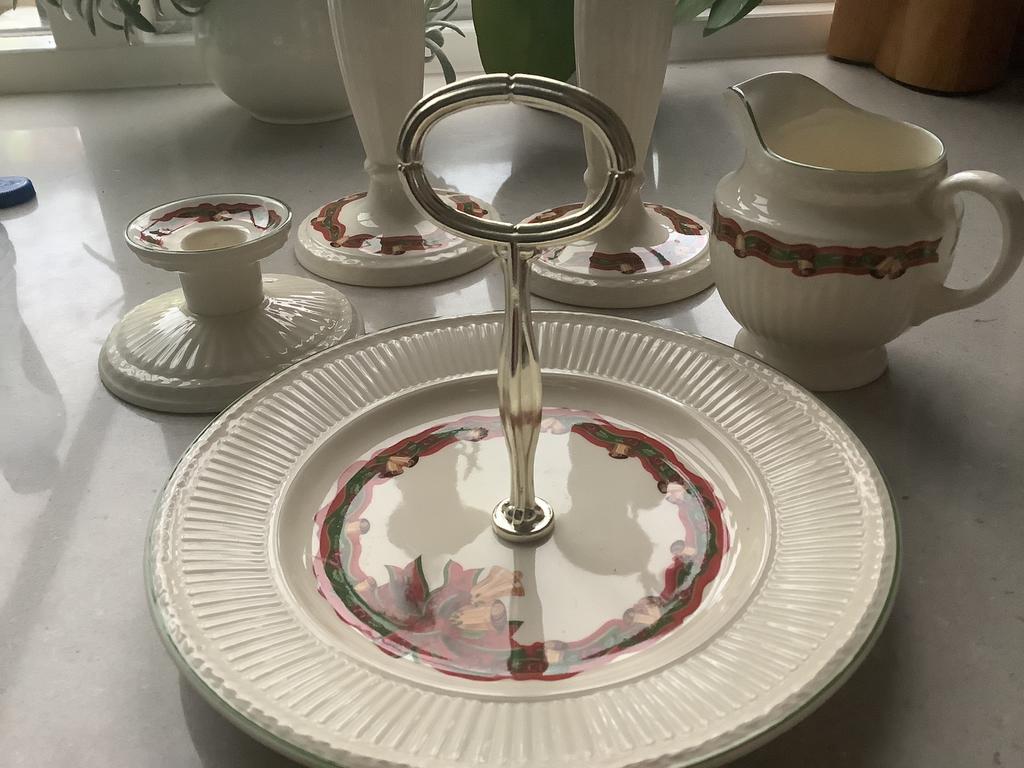 2 serveerschalen met handvat WEDGWOOD CHRISTMAS TIME., Huis en Inrichting, Keuken | Servies, Ophalen of Verzenden, Zo goed als nieuw