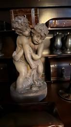 Brocante Beeld Twee stoeiende putti’s om een hart, Antiek en Kunst, Ophalen of Verzenden