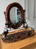 Vintage spiegel met rieten frame en metalen details, Ophalen of Verzenden, Ovaal, Minder dan 100 cm