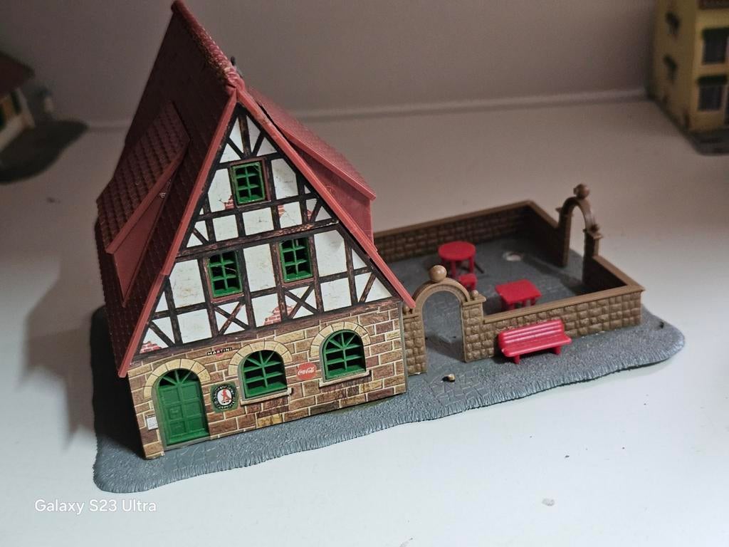 Modeltrein Ho vakwerkhuis met terras, Hobby en Vrije tijd, Modeltreinen | H0, Ophalen of Verzenden, Gelijkstroom, Wagon, Roco