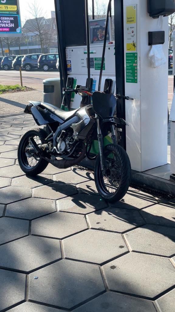 Derbi senda 77cc, Fietsen en Brommers, Brommers | Derbi, Zo goed als nieuw, Maximaal 45 km/u, Ophalen