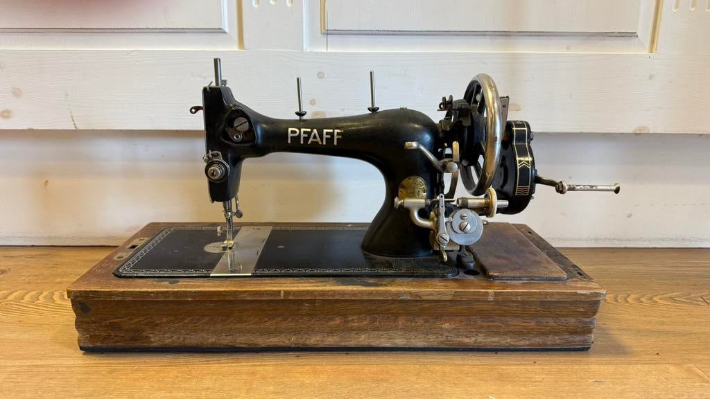 Antieke Pfaff handnaaimachine met originele houten koffer, Antiek en Kunst, Antiek | Naaimachines, Ophalen