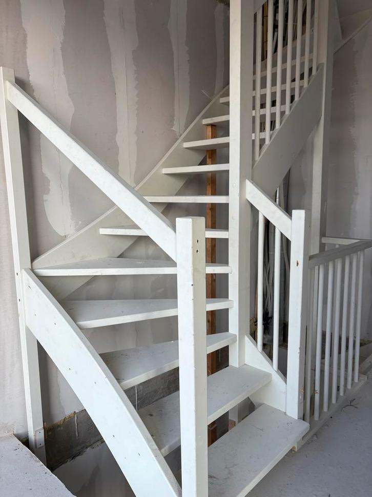 Witte houten trap met balustrade - nieuw, Doe-het-zelf en Verbouw, Ladders en Trappen, Nieuw, Trap, 2 tot 4 meter, Ophalen