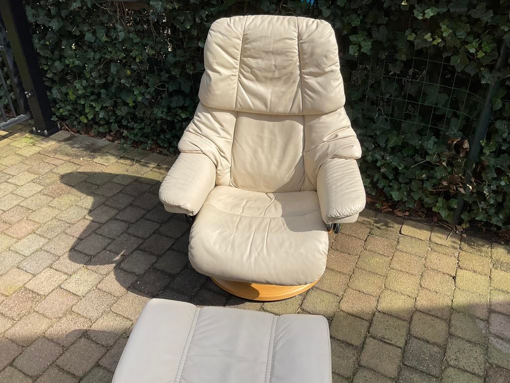 Relaxfauteuil origineel Stressless met Hocker. Leder creme, Ophalen, Gebruikt, 50 tot 75 cm, Leer