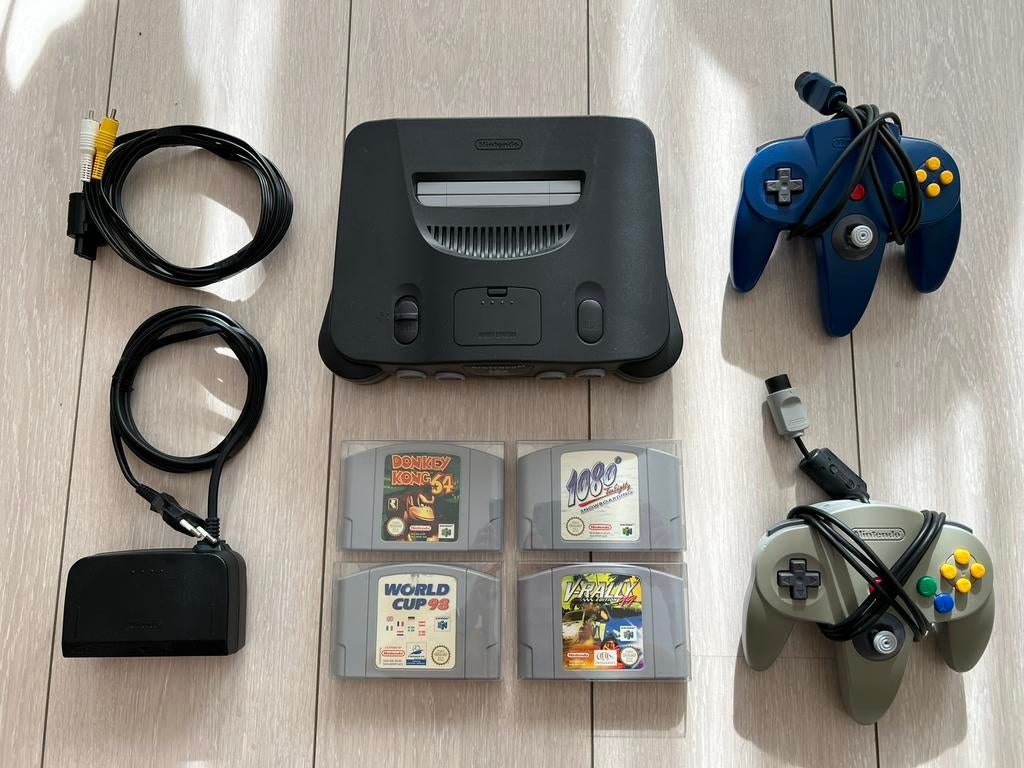 Complete N64 - 4 Games + 2 Controllers., Spelcomputers en Games, Spelcomputers | Nintendo 64, Ophalen of Verzenden, Zo goed als nieuw