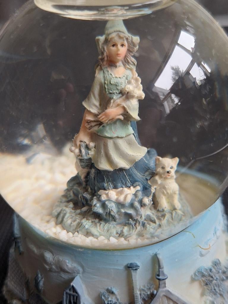 Sneeuwbol bosnimf met hond, Ophalen of Verzenden, Zo goed als nieuw, Fantasy