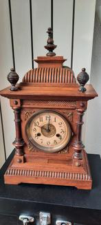 Antieke houten tafelklok met sierlijke details, Ophalen of Verzenden