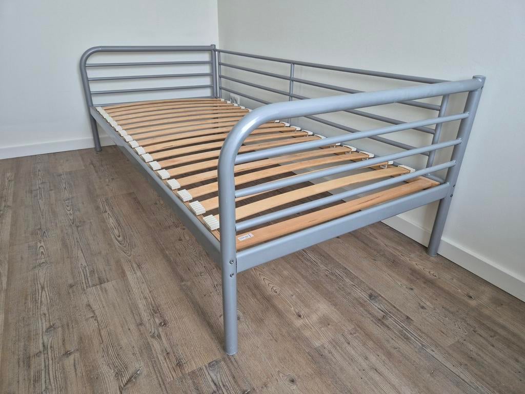 Metalen 1 persoons bed zonder matras 90 x 200, Ophalen, Gebruikt, 90 cm, Eenpersoons