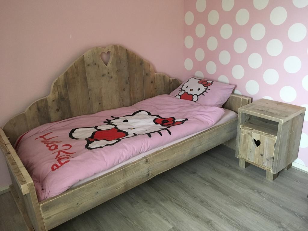 Meisjes bed met nachtkastje, Kinderen en Baby's, Kinderkamer | Bedden, Ophalen, 85 tot 100 cm, Gebruikt, Lattenbodem