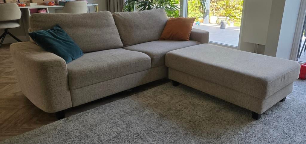 Comfortabele bank met hocker; gemêleerde beige stof, Huis en Inrichting, Banken | Bankstellen, Ophalen, Gebruikt, Hoekbank, 75 tot 100 cm