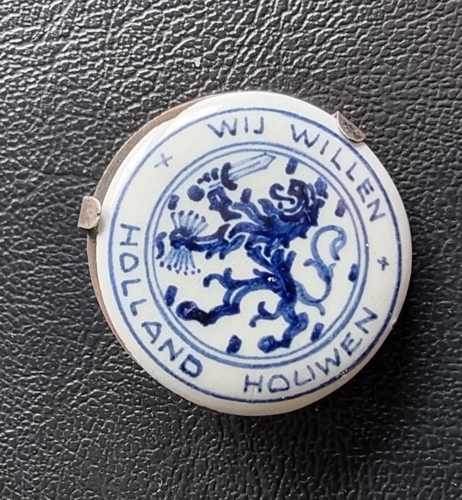 Broche Delfts Blauw - Wij Willen Holland Houwen, Ophalen of Verzenden, Overige soorten, Nederland, Embleem of Badge