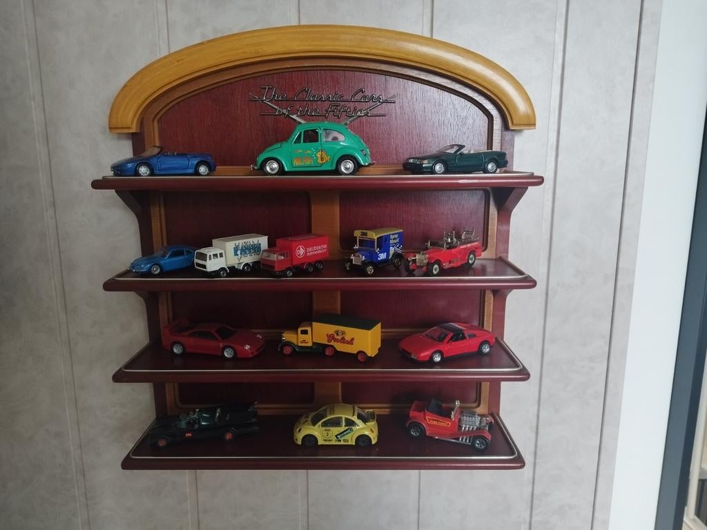 Houten wandkastje voor modelauto's - 'The Classic Cars', Ophalen of Verzenden