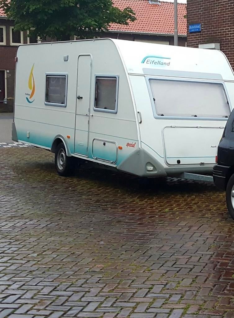 Eifelland Holiday special tkm e500 stapelbed geheel compleet, 750 - 1000 kg, Schokbreker, 5 tot 6 meter, Omvormbare zithoek