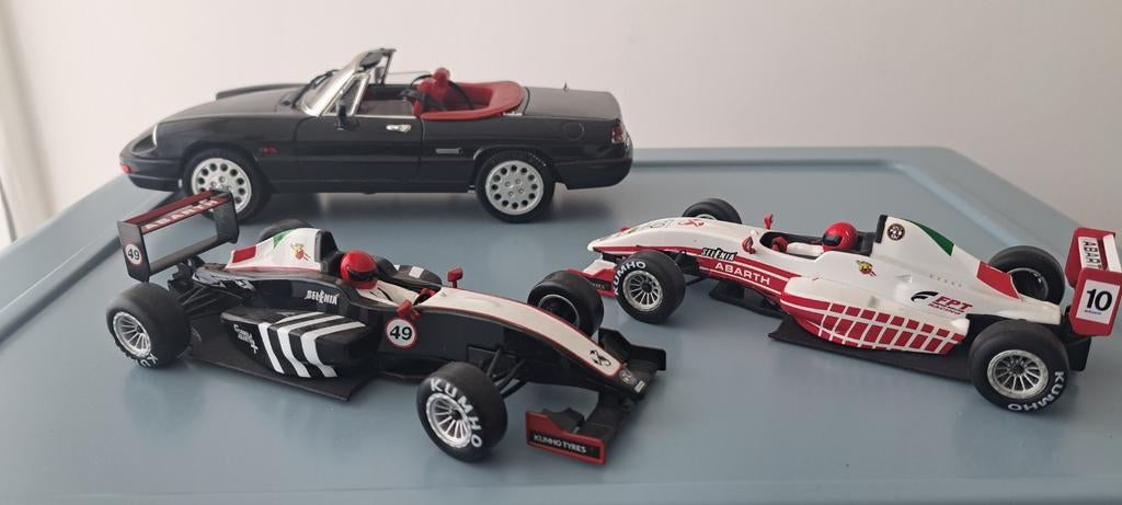 Formule 4 Abarth. 1:24. 2 stuks., Hobby en Vrije tijd, Modelauto's | 1:24, Ophalen of Verzenden, Overige merken