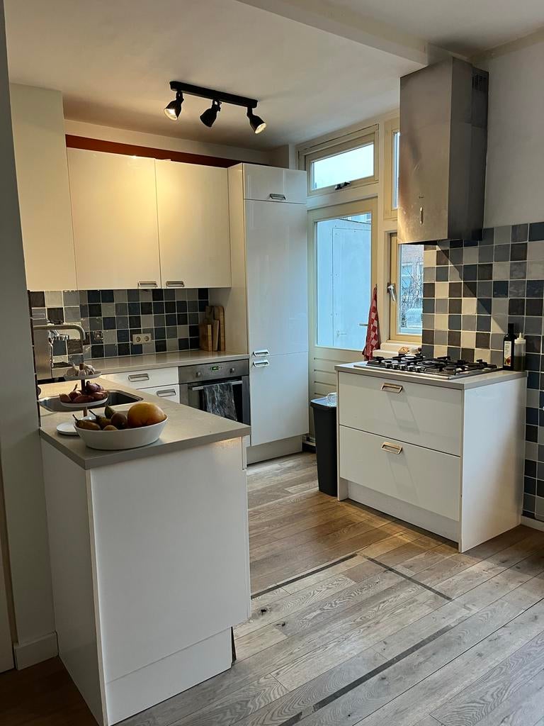 Gratis af te halen keuken in Amsterdam Noord, Huis en Inrichting, Keuken | Complete keukens, Gebruikt, Hoekkeuken, Wit, Kunststof