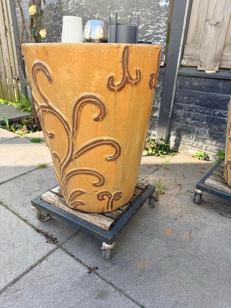 2 Grote terracotta bloempotten met decoratief reliëf, Tuin en Terras, Gebruikt, 40 cm of meer, Rond, Binnen