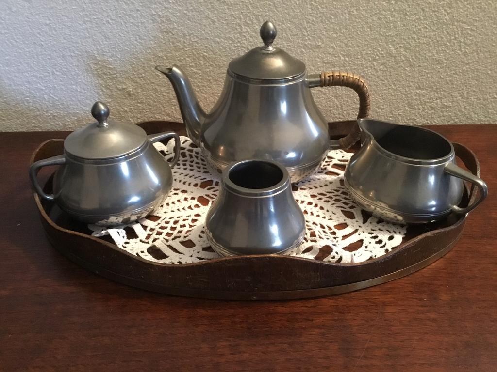 Tinnen thee servies 4 delig met blad en gehaakt kleedje, Ophalen of Verzenden