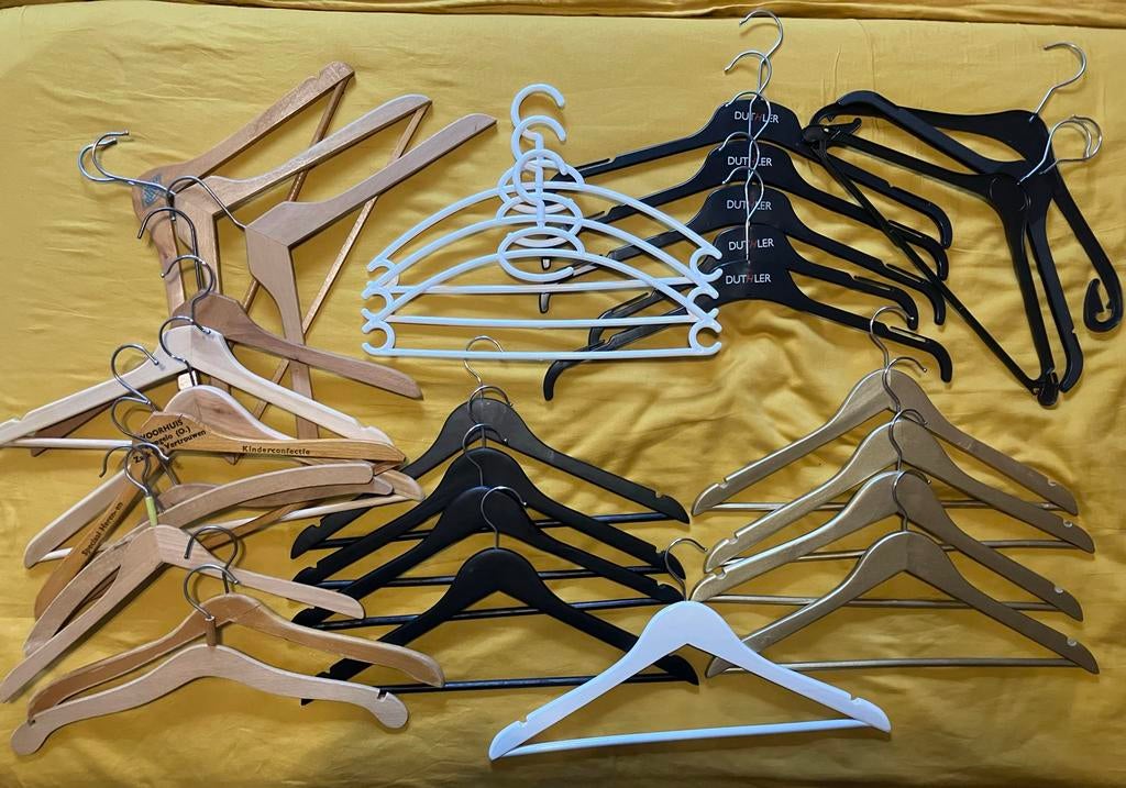 Partij diverse kleerhangers: hout en kunststof, Kleding | Dames, Kledinghangers, Ophalen of Verzenden, Gebruikt, Hout, Volwassenen