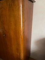 Antieke kast met gebold hout, Ophalen