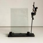 Vintage beeld fotolijst brons polsstokspringer gesigneerd EW, Verzenden, Brons