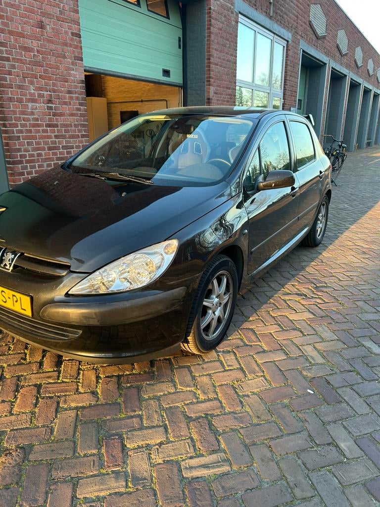 Peugeot 307 1.6 Sportieve look met subwoofer (Nieuwe Apk), Auto's, Peugeot, Voorwielaandrijving, Stof, Zwart, 4 cilinders