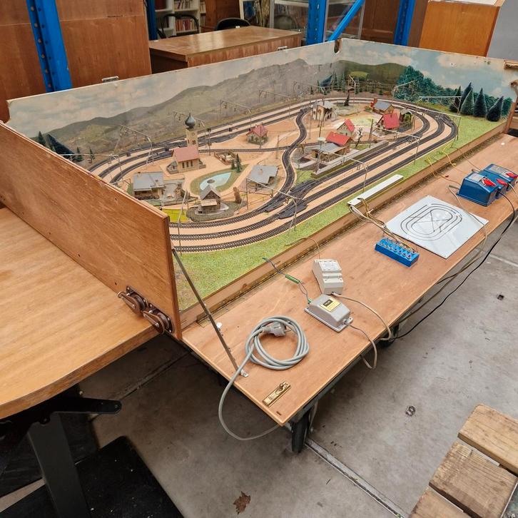 Handgemaakte XL modeltreinbaan in kist met landschap, Hobby en Vrije tijd, Modeltreinen | H0, Gebruikt, Overige typen, Gelijkstroom of Wisselstroom