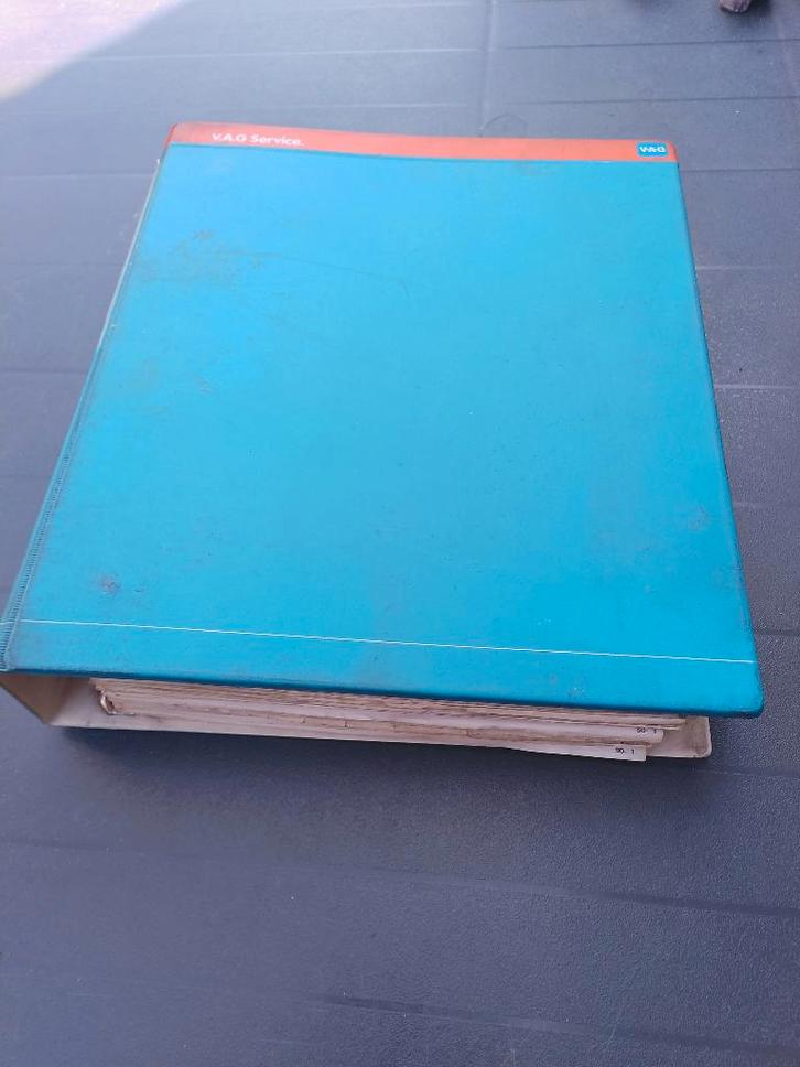 Oude V.A.G dealer klapper reparatietijden / lakcodes / info, Boeken, Auto's | Boeken, Gelezen, Volkswagen, Ophalen of Verzenden