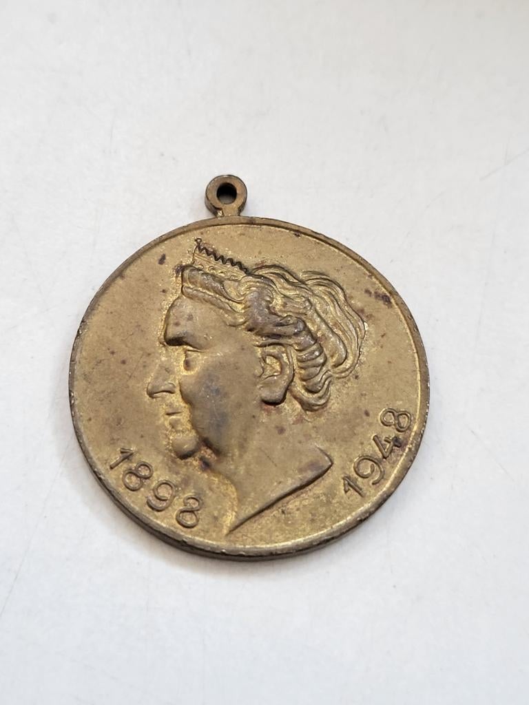 Medaille 50 jaar Koningin Wilhelmina 1898-1948 regeringsjub., Postzegels en Munten, Ophalen of Verzenden