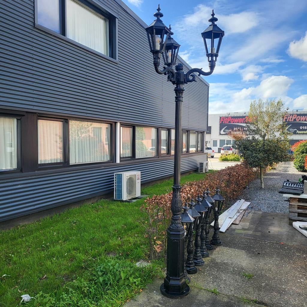 Zwarte tuinlantaarnpaal met drie lampen, Tuin en Terras, Buitenverlichting, Staande lamp, Aluminium, Ophalen of Verzenden, Netvoeding
