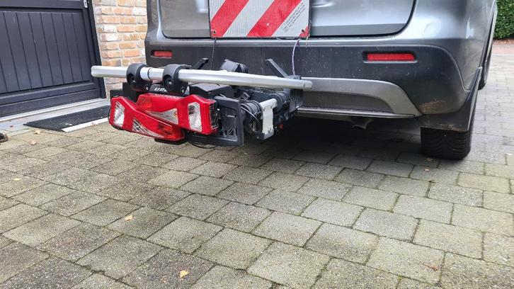 Uebler 121 fietsdrager 90 graden kantelbaar., Auto diversen, Fietsendragers, Gebruikt, Trekhaakdrager, 2 fietsen, Ophalen of Verzenden