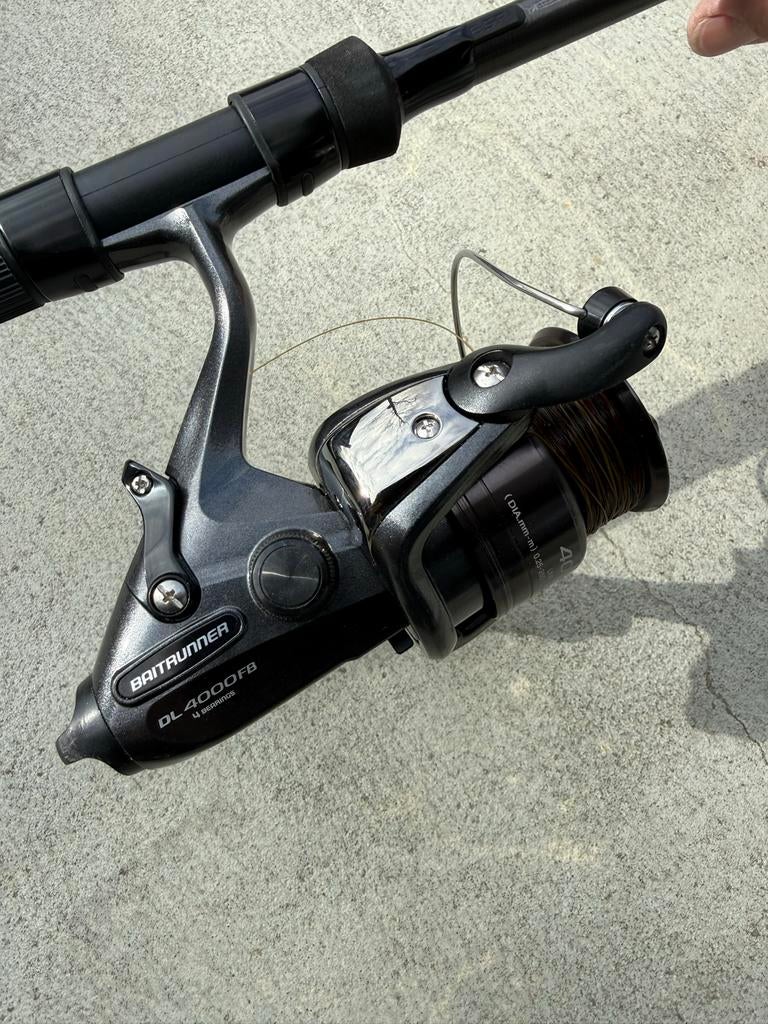 Shimano Baitrunner DL 4000FB met hengel, Ophalen of Verzenden, Zo goed als nieuw, Complete hengel