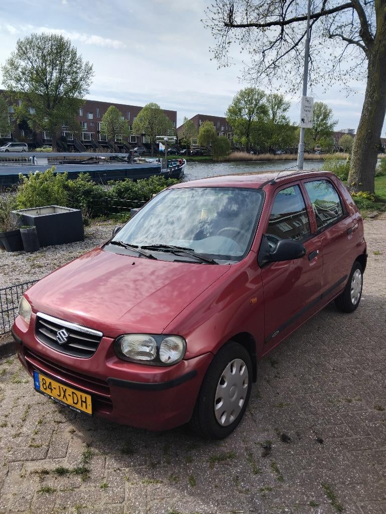 Suzuki Alto 1.1 2002 Rood  - 650 euro., Voorwielaandrijving, 750 kg, 4 cilinders, 4 stoelen