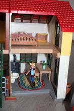 mooie Schleich set boerderij/woonhuis +overkapte paarden wei, Ophalen of Verzenden, Gebruikt, Poppenhuis
