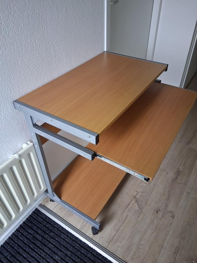 Handige computer tafel op wieltjes, Gebruikt, Modern, functioneel, 40 tot 80 cm, Ophalen